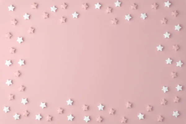 Flache Lageansicht leckeres appetitanregendes Konzept, minimaler süßer Stern Süßigkeiten Marshmallow buntes Muster auf rosa Pastellhintergrund und Kopierraum für Ihr Design und Ihre Promotion — Stockfoto