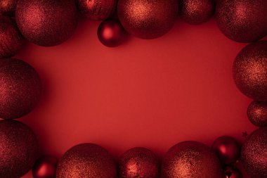 Noel top kırmızı arka plan düz üzerinde yatıyordu. Noel Kış dekorasyonu Xmas tatil. Kopya alanı ile yeni yıl arka plan üstten görünüm