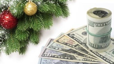 Noel dekorasyon bize para dolar ya da nakit banknot beyaz arka plan üzerinde izole