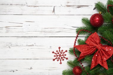 Noel dekorasyon Yılbaşı dekor, top, baubles, köknar ağacı dalları, Beyaz ahşap arka plan üzerinde yay