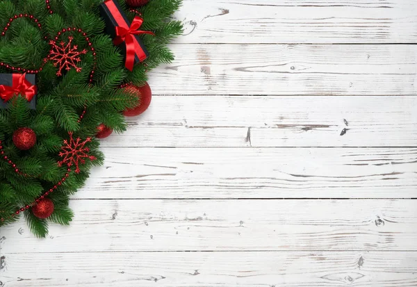 Juldekoration Med Nyår Inredning Boll Grannlåt Fir Trädgrenar Och Presentförpackning — Stockfoto