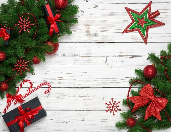 Decorazione natalizia con decorazione di Capodanno, confezione regalo, rami di abete, stella su un vecchio sfondo di legno bianco — Foto Stock