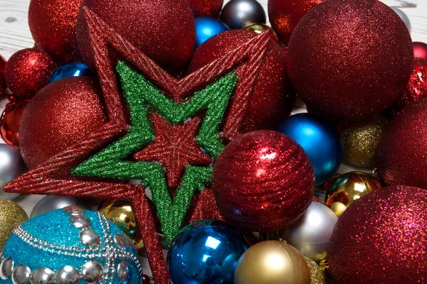 Yeni yıl oyuncak top ya da baubles closeup ile Noel Kış arka plan — Stok fotoğraf