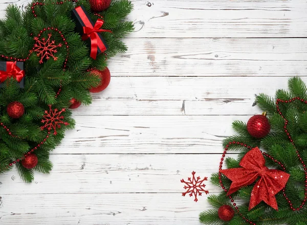 Juldekoration med bollen, fir trädgrenar, grannlåt, nyår inredning, bow och gåva rutan på vit trä bakgrund — Stockfoto