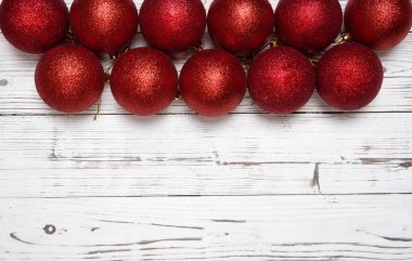 Yeni yıl oyuncak kırmızı top ya da ahşap beyaz tahta üzerinde baubles ile Noel Kış arka plan 