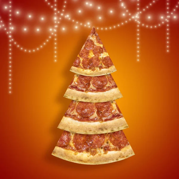 Vánoční propagační leták s feferonkami pizza řezem ve tvaru vánočního stromku na pozadí. Kreativní koncept nový rok plakát pizza — Stock fotografie