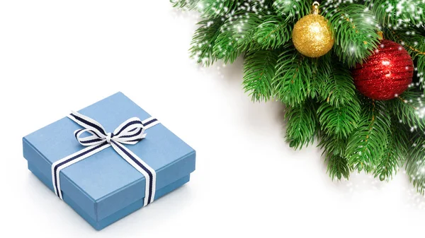 Vánoční svátky dekorace s modrá Dárková krabice a jedlové větve izolované na bílém pozadí — Stock fotografie