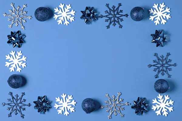 Christmas decorated with blue ball or baubles, white snowflakes on blue background top view. Merry Christmas greeting card. Winter xmas holiday theme — Stock Photo, Image