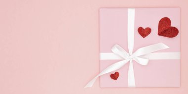 Dekorasyon Sevgililer Günü'nde tablo üstten görünüm arka plan. Düz yatıyordu kompozisyon kırmızı şekli kalp ve pembe hediye kutusu beyaz ile tasarımınızı mockup için mercan Kağıt arka plan şeridi. Aşk gün kavramı.