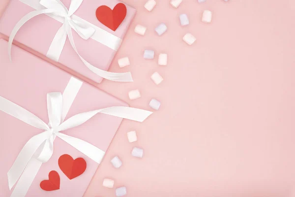 День Святого Валентина, концепция любви с копировальным пространством. Макет рамку с подарком или подарок коробку украшены маленькое сердце, сладкий десерт многоцветный зефир, на фоне коралловой бумаги. Плоский, вид сверху — стоковое фото
