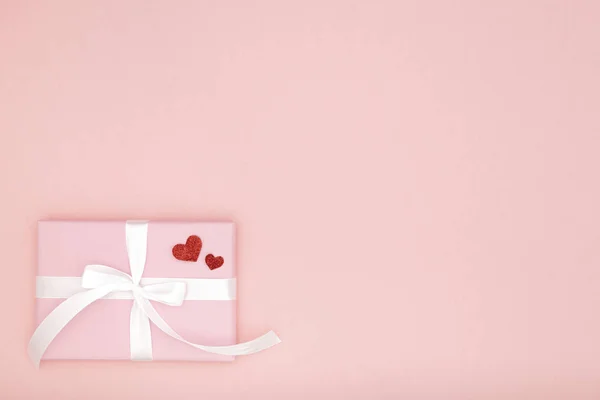 San Valentín Idea Composición Caja Regalo Rosa Con Cinta Blanca — Foto de Stock