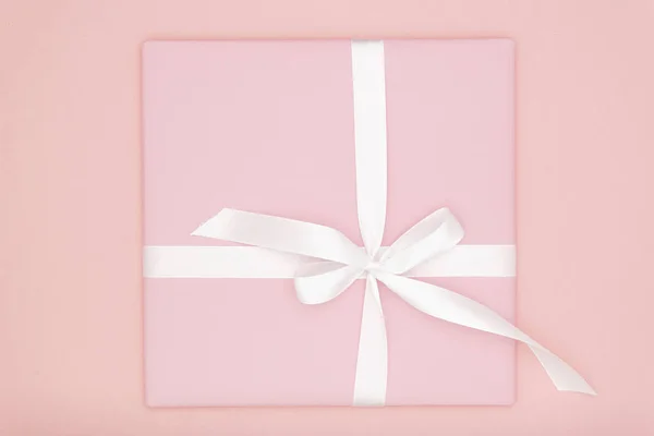 Roze cadeau of huidige vak plat lag compositie voor Valentine dag of vrouwen dag, wenskaart verjaardag met kopie ruimte op koraal achtergrond. Concept vakantie decoratie bovenaanzicht voor Kerstmis, dag van de liefde — Stockfoto