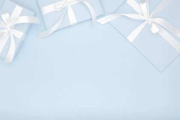 Regalo azul o caja de regalo plana composición laica día de San Valentín o día de las mujeres, cumpleaños tarjeta de felicitación con espacio de copia sobre fondo azul pastel. Concepto decoración de vacaciones vista superior para la Navidad, el día del amor —  Fotos de Stock