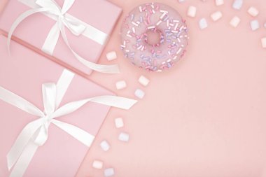 Sevgililer günü, aşk kavramı kopya alanı ile. Hediye kutusu ve beyaz şerit, çörek, tatlı tatlı multi - hatmi, mercan Kağıt arka plan üzerinde renkli çerçeve kadar alay et. Düz yatıyordu, en iyi görünümü