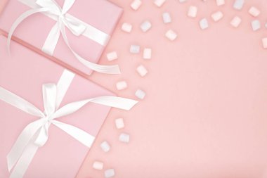 Sevgililer günü. Hediye kutusu ve beyaz kurdele şekerli tatlı multi - hatmi, mercan Kağıt arka plan üzerinde renkli kare dalga. 