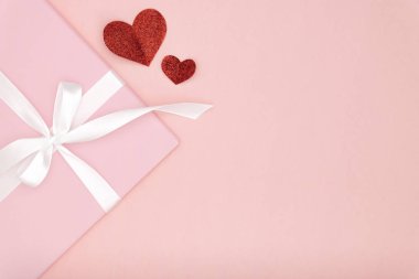 Dekorasyon Sevgililer Günü'nde tablo üstten görünüm arka plan. Düz yatıyordu kompozisyon kırmızı şekli kalp ve pembe hediye kutusu beyaz ile tasarımınızı mockup için mercan Kağıt arka plan şeridi. Aşk gün kavramı