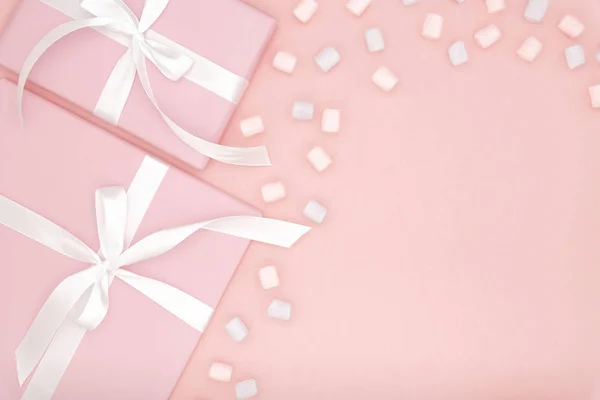 Ημέρα του Αγίου Βαλεντίνου. Χλευάσουμε επάνω το πλαίσιο με το κιβώτιο δώρων και λευκή κορδέλα γλυκό επιδόρπιο multi - χρωματισμένα marshmallow, σε φόντο κοραλλιογενείς χαρτί. — Φωτογραφία Αρχείου