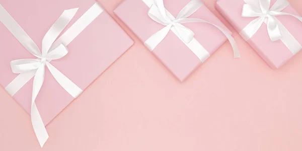 День святого Валентина или женщин розовый подарок с белой лентой лук на коралловом бумажном фоне. Концепция декора день любви или день рождения. Плоский лежал. Копирование пространства — стоковое фото