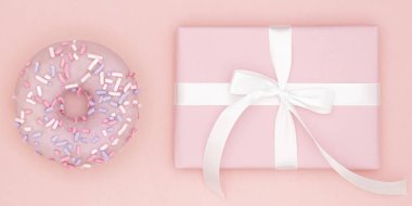 Sevgililer ya da Doğum günü üstten görünüm kompozisyon pembe hediyesi ile tatlı çörek mercan Kağıt arka plan üzerinde beyaz kurdele ile. Kavram dekor aşk gün veya gün. Düz yatıyordu