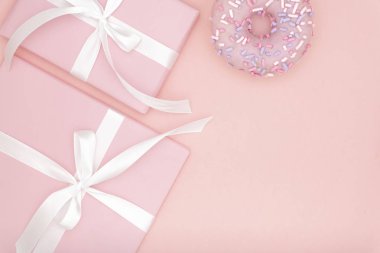 Sevgililer günü, aşk kavramı. Hediye kutusu ve beyaz kurdele ve menekşe tatlı çörek kağıt mercan arka plan üzerinde olan çerçeveye kadar alay et. Düz yatıyordu, en iyi görünümü