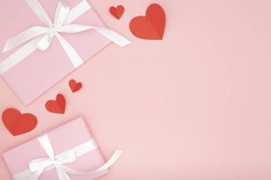 Dekorasyon Sevgililer Günü'nde tablo üstten görünüm arka plan. Düz yatıyordu kompozisyon kırmızı şekli kalp ve pembe hediye kutusu beyaz ile tasarımınızı mockup için mercan Kağıt arka plan şeridi. Aşk gün kavramı