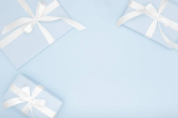 Regalo azul o caja de regalo plana composición laica día de San Valentín o día de las mujeres, cumpleaños tarjeta de felicitación con espacio de copia sobre fondo azul pastel. Concepto decoración de vacaciones vista superior para la Navidad, el día del amor —  Fotos de Stock