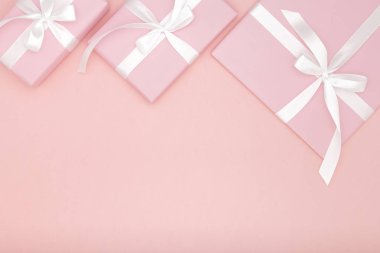 Pembe hediye veya mevcut kutusunda düz kompozisyon için Valentine gün ya da kadınlar günü, Doğum günü tebrik kartı kopya alanı mercan zemin üzerine yatırın. Noel, sevgi günü için konsept tatil dekorasyon üstten görünüm