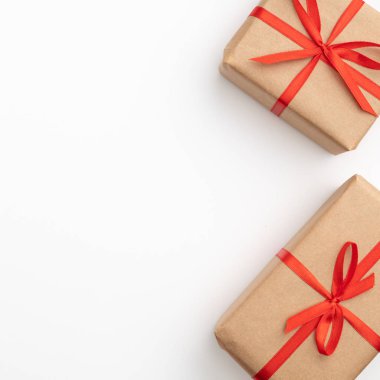 Beyaz arka plan üzerinde izole kırmızı yay ve şerit üstten görünüm ile Kraft kağıt hediye kutusu. Düz yatıyordu. Kopya alanı