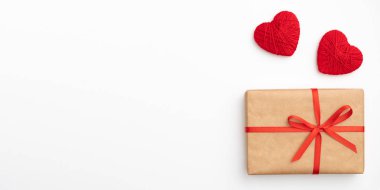 Dekorasyon Sevgililer Günü'nde tablo Resepsiyon üstten görünüm mevcut kutusuyla. Düz yatıyordu kompozisyon kırmızı kalp ve craft kağıt hediye kutu kırmızı yay ile izole beyaz arka plan şeridi. Aşk gün kavramı