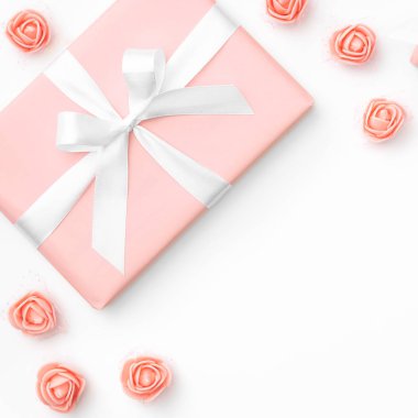 8 Mart Kadınlar günü mockup dekore edilmiş mercan ya da pembe gül çiçek ve beyaz arka plan üzerinde izole mercan hediye kutusu ile. Anneler günü şablon kavram. Üstten görünüm. Düz yatıyordu