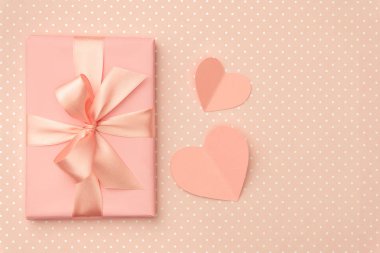 Dekorasyon Sevgililer Günü'nde tablo üstten görünüm. Yat şekli kalp ve pembe hediye kutusu kurdele ile kompozisyon mercan arka plan yaşayan. Anneler günü kavramı. 8 Mart Kadınlar günü