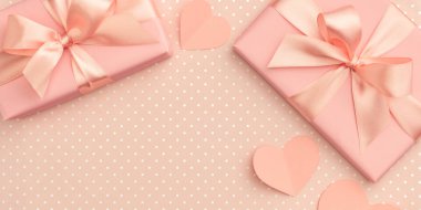 Sevgililer ya da anneler günü hediyesi kutu yay şerit mercan küçük kalpler üstten görünüm yaşam mercan rengi zemin üzerine dekore edilmiştir. Kavram dekor hediye kutusu aşk gün veya Doğum günü için. Düz yatıyordu