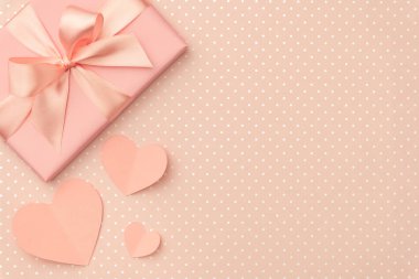 Sevgililer ya da anneler günü hediyesi kutu yay şerit mercan küçük kalpler üstten görünüm yaşam mercan rengi zemin üzerine dekore edilmiştir. Kavram dekor hediye kutusu aşk gün veya Doğum günü için. Düz yatıyordu