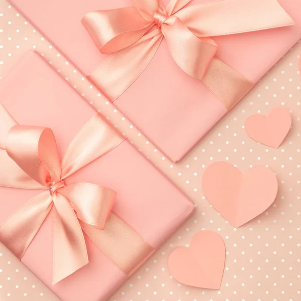 Состав идеи Дня Святого Валентина: розовый или коралловый подарок коробка с лентой и маленькие сердца на живом коралловом фоне. Вид сверху. Плоский лежал — стоковое фото