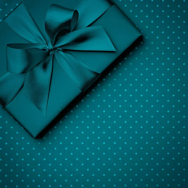 Caja de regalo de color turquesa oscuro plano yacía sobre fondo turquesa oscuro. Concepto caja actual decoración vacaciones vista superior. Copiar espacio —  Fotos de Stock