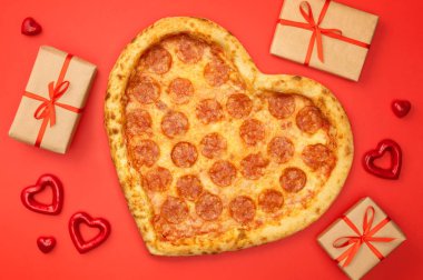 Pizza kalp için Sevgililer günü romantik kavramı kırmızı zemin üzerine