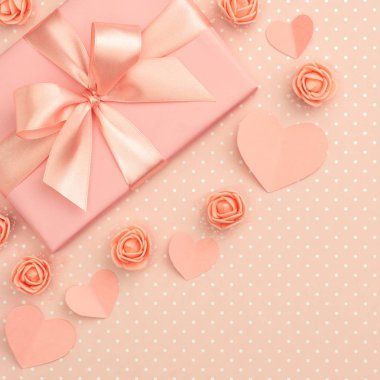 Sevgililer günü çiçek kompozisyon yaşam mercan üzerinde arka plan mercan çiçeklerle rose, kağıt küçük kalpler, hediye kutusu düz yatıyordu. Anneler günü, 8 Mart Kadınlar günü. Üstten görünüm