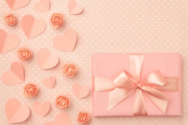 Sevgililer günü çiçek kompozisyon yaşam mercan üzerinde arka plan mercan çiçeklerle rose, kağıt küçük kalpler, hediye kutusu düz yatıyordu. Anneler günü, 8 Mart Kadınlar günü. Üstten görünüm