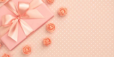 Anneler günü tebrik kartı ile dekore edilmiş mercan gül çiçek ve pembe hediye kutusu ile kopya alanı yaşam mercan arka plan. 8 Mart Kadınlar günü kavramı çiçek desenli. Üstten görünüm. Düz yatıyordu