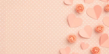 Sevgililer günü çiçek kompozisyon kopya alanı ile. Aşk gün arka plan mercan veya pembe çiçek gül şekli kalp düz ile yatıyordu. Anneler günü, 8 Mart Kadınlar günü. Üstten görünüm