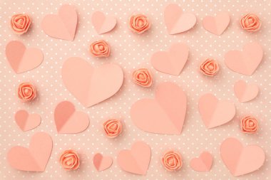 Sevgililer günü çiçek desenli. Aşk gün arka plan mercan veya pembe çiçek gül şekli kalp düz ile yatıyordu. Anneler günü, 8 Mart Kadınlar günü. Üstten görünüm