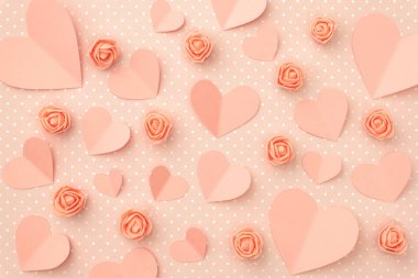 Sevgililer günü çiçek mercan kompozisyon. Aşk gün konsept mercan çiçek gül ve kalp düz ile mercan arka plan yaşayan yatıyordu. Anneler günü, 8 Mart Kadınlar günü. Üstten görünüm