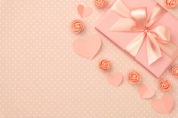 День святого Валентина цветочная композиция на живом коралловом фоне с коралловыми цветами розовые, бумага маленькие сердца, подарочная коробка плоский лежал. День матери, 8 Марта Женский день. Вид сверху — стоковое фото