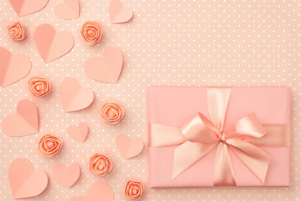День святого Валентина цветочная композиция на живом коралловом фоне с коралловыми цветами розовые, бумага маленькие сердца, подарочная коробка плоский лежал. День матери, 8 Марта Женский день. Вид сверху — стоковое фото