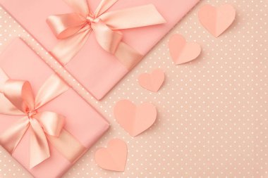 Dekorasyon Sevgililer Günü'nde tablo üstten görünüm. Yat şekli kalp ve pembe hediye kutusu kurdele ile kompozisyon mercan arka plan yaşayan. Anneler günü kavramı. 8 Mart Kadınlar günü