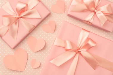 Sevgililer ya da anneler günü hediyesi kutu yay şerit mercan küçük kalpler üstten görünüm yaşam mercan rengi zemin üzerine dekore edilmiştir. Kavram dekor hediye kutusu aşk gün veya Doğum günü için. Düz yatıyordu