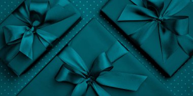 Mavi veya turkuaz hediye kutusu düz yatıyordu kompozisyon Sevgililer günü veya kadın gün, koyu turkuaz arka plan üzerinde mevcut kutusu tebrik kartı Doğum günü. Anneler günü için konsept tatil dekorasyon üstten görünüm.