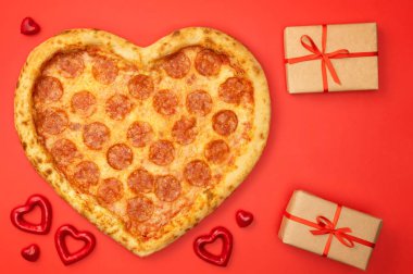 Pizza biberli Sevgililer günü için hediye kutusu kırmızı Kağıt arka plan üzerinde kalp şeklinde