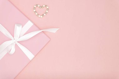 Dekorasyon Sevgililer Günü'nde tablo üstten görünüm arka plan. Düz yatıyordu kompozisyon kırmızı şekli kalp ve pembe hediye kutusu beyaz ile tasarımınızı mockup için mercan Kağıt arka plan şeridi. Aşk gün kavramı