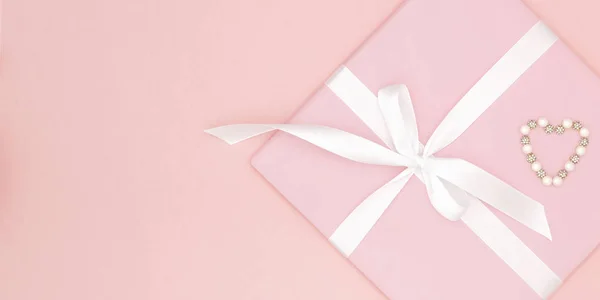 Декорации День святого Валентина на фоне стола вид сверху. Плоская композиция красной формы сердца и розовая коробка подарка с белой лентой коралловый бумажный фон для макета вашего дизайна. Концепция Дня любви — стоковое фото